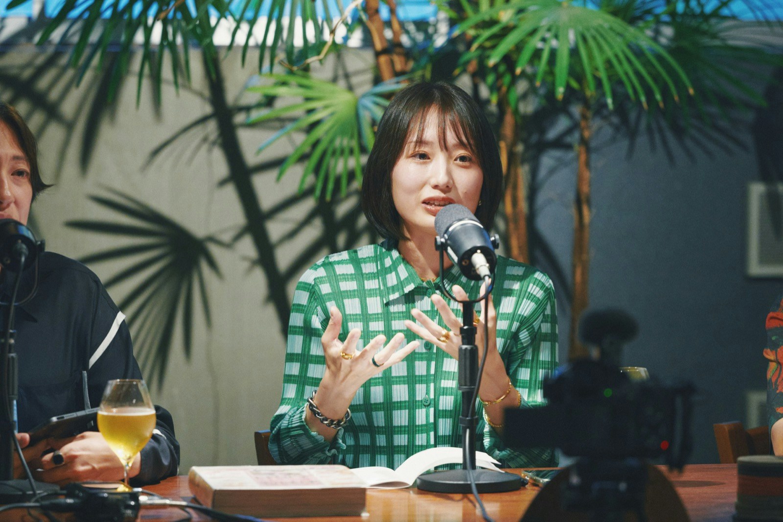 文化的酩酊 Vol.2 — マイクを前に話す長谷川あかり