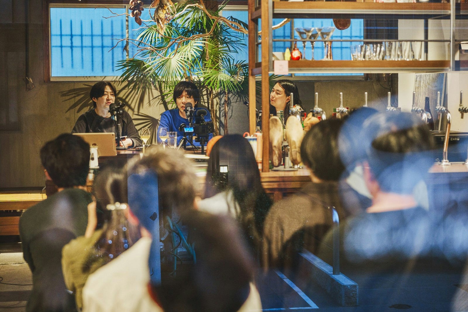 文化的酩酊 Vol.1の会場でトークを聞く観客と登壇者